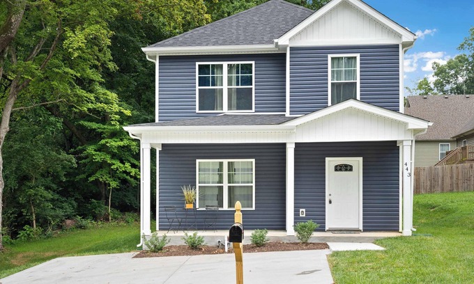 Clarksville House | Minutes from Downtown - The Comfy Navy Nestler