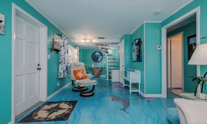 Walkers Holly Hill House | Minutes to Beach Pool Intracoastal Free Kayaks/Bikes, Intracoastal Sea Life Retreat