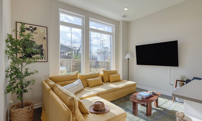 East Bank House | Minutes to Broadway | Chic Newly Built 4BDR w/Balcony | 98 Degrees by AvantStay