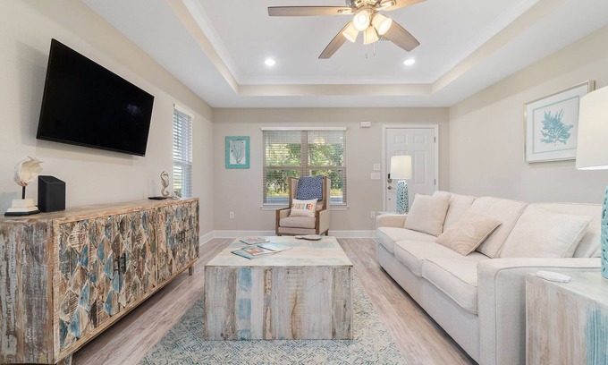 Ono Island House | Minutes to FL&AL beaches, NAS & Downtown! Owner managed~Large backyard~Stocked!