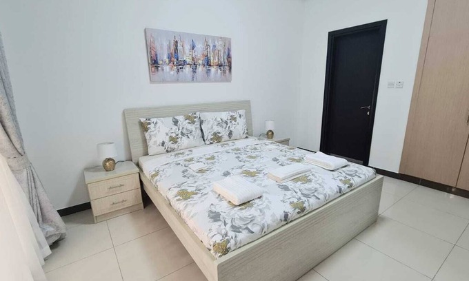 Dubai Apartment | Mirage 1 Residence Lavish Modern Apartment with Balcony