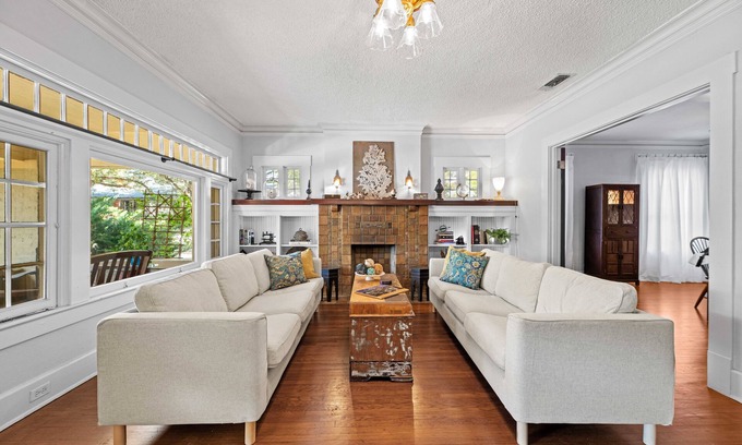Fort Worth House | Mistletoe Heights- Classic 5-Bed Retreat