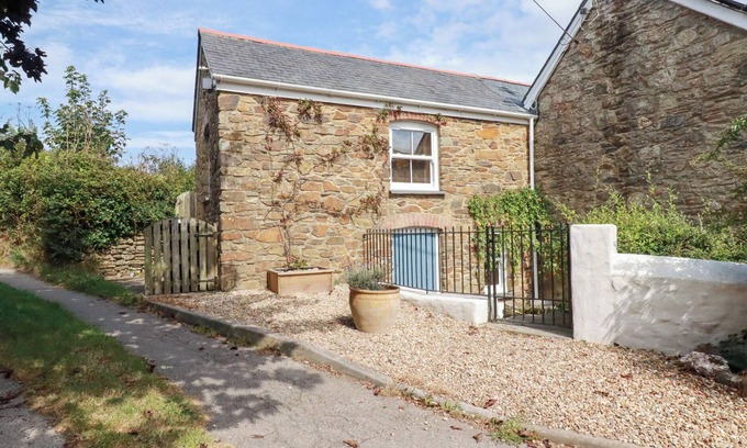 Mithian Cottage | MITHIAN COTTAGE, pet friendly, with a garden in St Agnes
