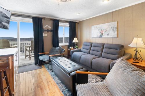 Snowshoe Apartment | ML352 Stylish Classy Mountain Views EZ Parking WiFi