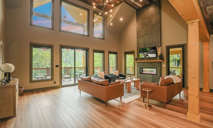 Gatlinburg - Pigeon Forge Cabin | MMMajesty: Pool, View, Secluded, Theater, Games, Hot Tub, WiFi, Yard, Fire Pit