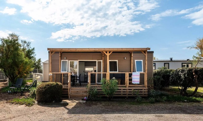 Greoux-les-Bains House | Mobil-home | Premium Azure | 3 Bedrooms | 6 sleeps | Raised terrace | A/C | TV