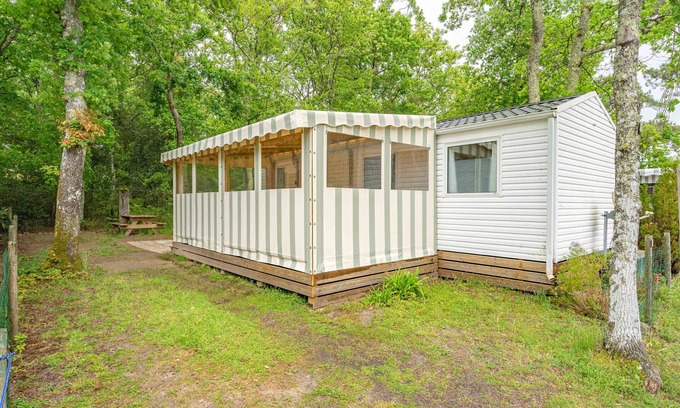 La Tremblade RV Rental | Mobile Home 'Mh75 La Tremblade' with Shared Pool, Terrace and Air Conditioning