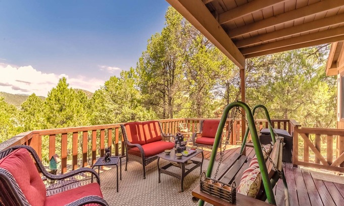 Ruidoso Downs Cabin | Mockingbird Cabin | Pet Friendly, Gas Fireplace