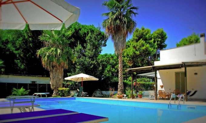 Paestum Villa | Modern villa with private pool and garden next to the beach in Paestum