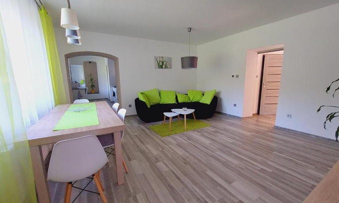 Nove Mesto nad Metuji Apartment | Moderní klidný apartmán v přírodě, s parkováním.