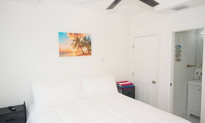 Ortona North Apartment | Modern 1 bedroom w/2 beds sleeps 5 beach access!