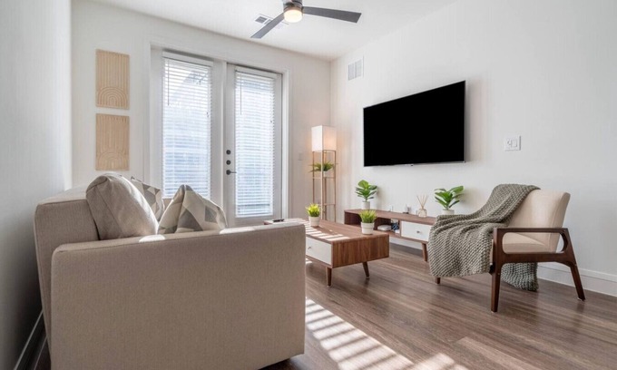 Hancock Apartment | Modern 1Bd/1Ba Apt near UT & DT