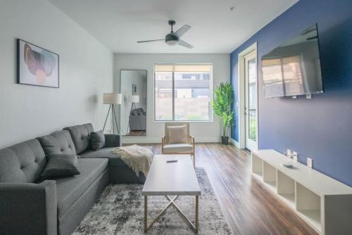 Tempe Apartment | Modern 1BD - Pool, Gym, Parking, W-D - Sleeps 4
