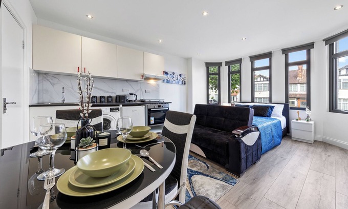 West Hendon Apartment | Modern 1BDR Studio - 30 mins to LDN - Sleeps 3