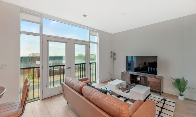 Wichita Apartment | Modern 1BR APT in DT with Infinity Pool & Sauna
