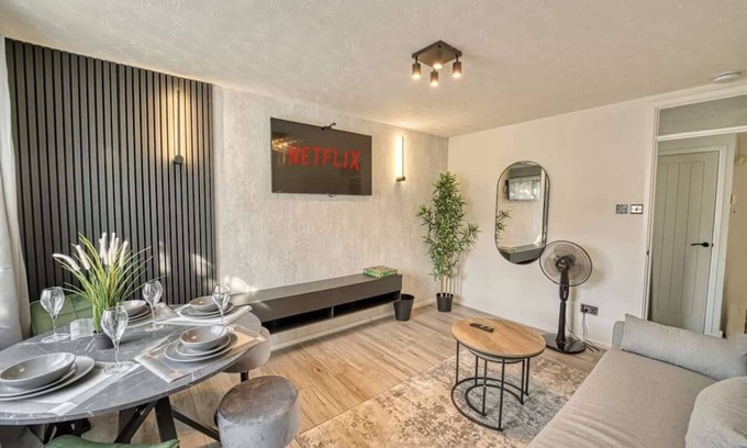 Walsall Apartment | Modern 1BR Apt – Netflix, Parking, M6 Access