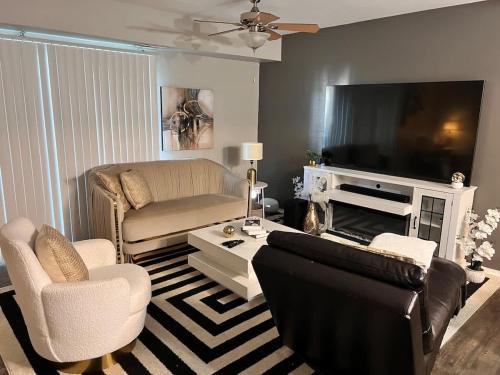 Farmington Hills Apartment | Modern 1BR Porchlight retreat