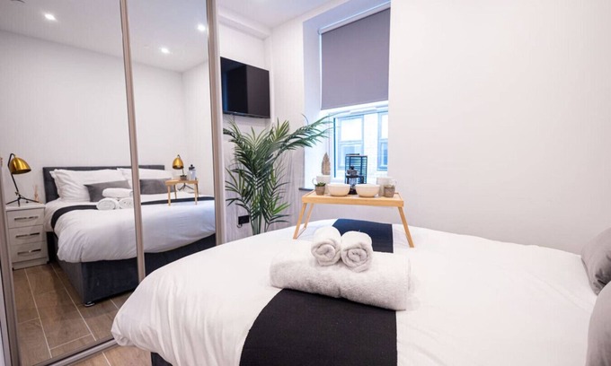 West Finchley Apartment | Modern 2-Bed, 2-Bath London Flat
