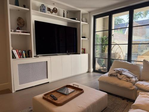Ealing Common Apartment | Modern 2 Bed Flat in Ealing