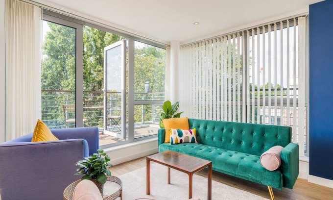 Portsmouth Apartment | Modern 2 Bed Flat with Free Parking & a view from the balcony. Great location.