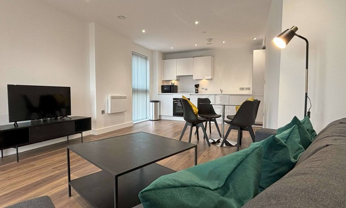 Bracknell Apartment | Modern 2 bed with parking - Nr Ascot