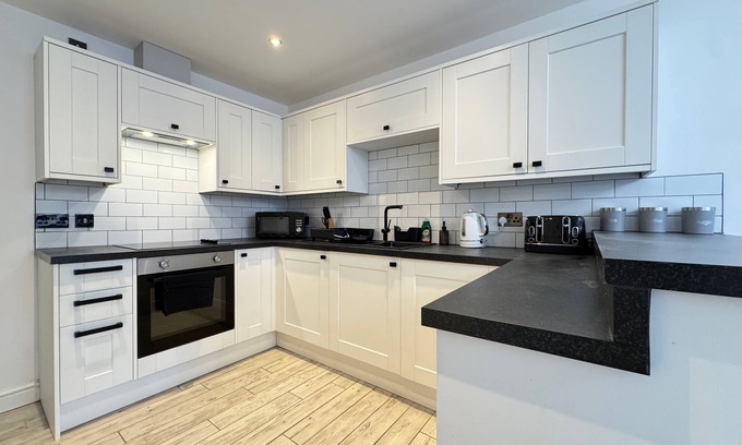 Doncaster Apartment | Modern 2 Bedroom Apartment | Near Hospital & Races