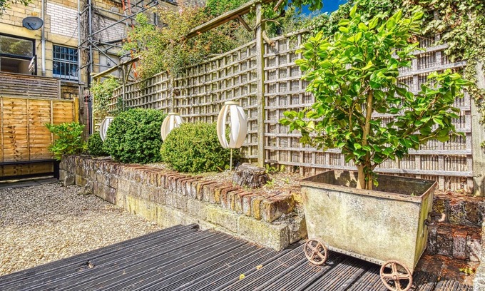 Bath Apartment | Modern 2 Bedroom Flat w/Garden & Free Parking