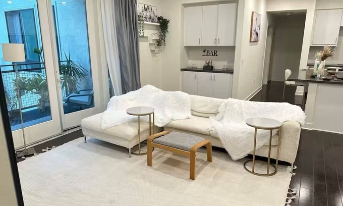 Westpark Apartment | Modern 2b2b Home w Pool/Gym