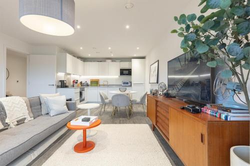Shephall Apartment | Modern 2BD Apt w/Balcony & Parking - Near London