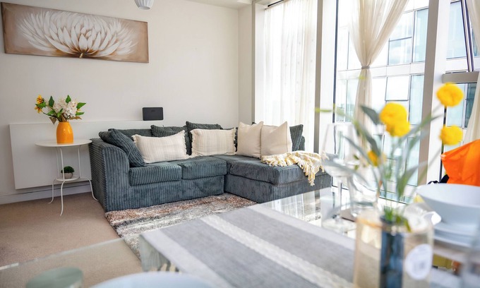 Central Milton Keynes Apartment | Modern 2BDR Apartment in MK City Centre- The Hub, Free Parking