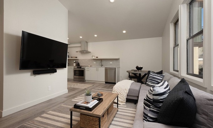 Aspen Apartment | Modern 2BR 1Bath⎮ 6 Blocks to Mtn in the West End