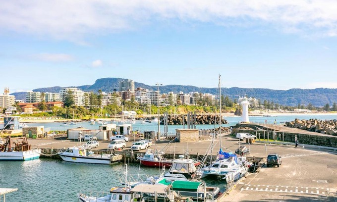 Wollongong CBD Apartment | Modern 2BR Apartment near Wollongong Beach