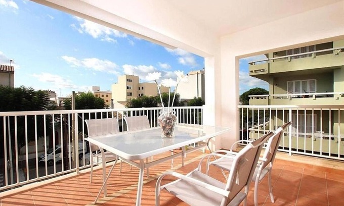 Puerto de Pollensa Apartment | Modern 2nd Floor Apt. A/C, Large Balcony in the Centre of Port de Pollenca, 5mins walk to the Beach!