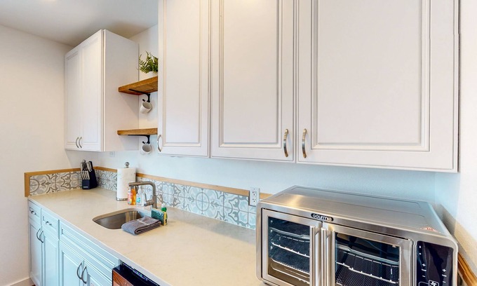 Enumclaw House | Modern, 2nd-floor duplex with a work station, and mountain views - near downtown