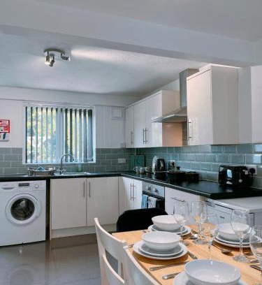 Chorley Apartment | Modern 3 Bed house with parking - Chorley near M61