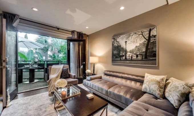 Old East Dallas Condo | Modern 3-bed loft with pool, courtyard, and prime walkable Dallas location.