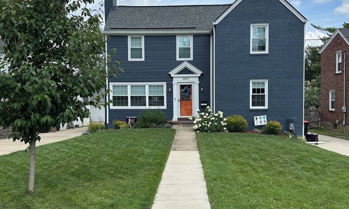 Bowman House | Modern 3-bedroom house with pool, spa, and infrared sauna in the Highlands