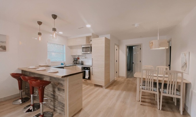 South Gate Ridge House | Modern 3 bedroom house 15 min from Siesta Key Beach