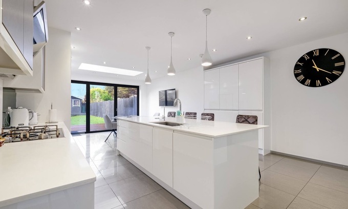 Hillside House | Modern 3 Bedroom with Parking and Sky TV