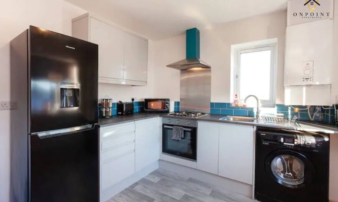 Smethwick Apartment | Modern 3-Storey Apartment & Free Parking