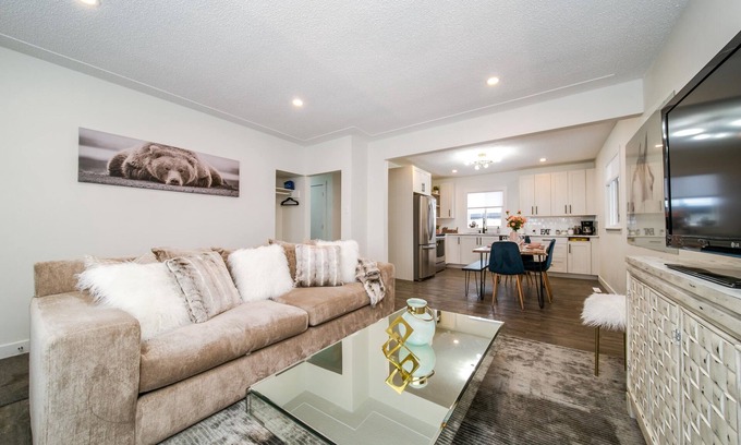 Northwest Edmonton House | ☆Modern 3BDRM Home☆King Bed★Central🗲Wifi✔Clean!