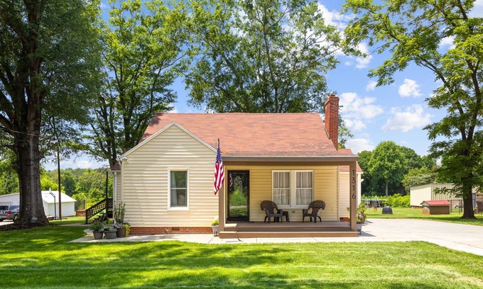 Mount Mourne House | Modern 3BR Charm In Mooresville/PETS WELCOME