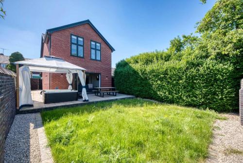 Curdworth House | Modern 3BR Home in 24 Breeden Dr Near M6, NEC & Airport Hot Tub, Netflix, Free Parking