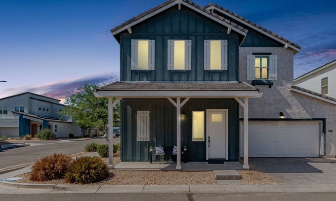 Goodyear House | Modern 3BR Home in Goodyear – Stylish, Spacious & Family-Friendly!