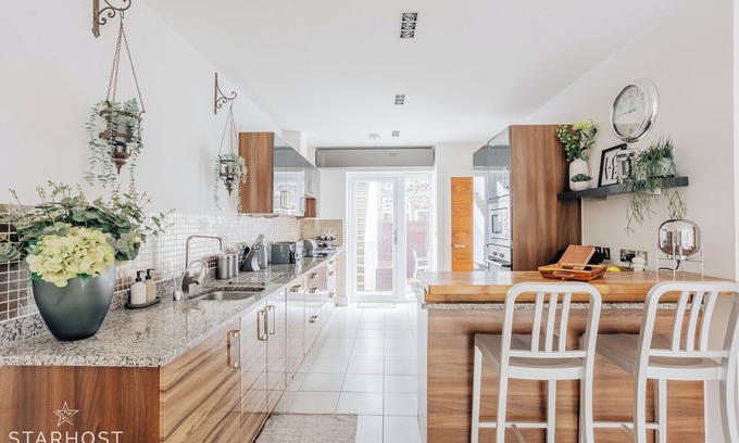 Poole House | Modern 4 bedroom house with Sea Views