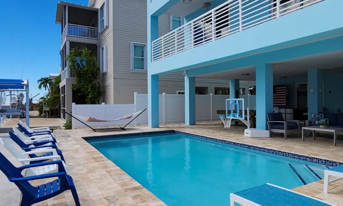 Key Largo House | Modern 4 bedroom Keys home “Salt Life” with a pool. This home is on the Canal.
