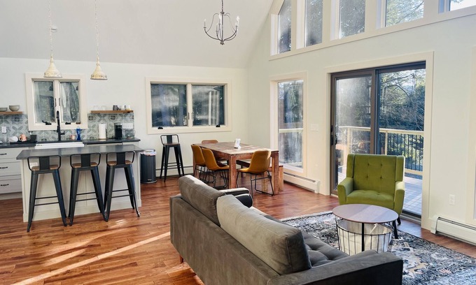 Ludlow Ski Chalet | Modern 4-Bedroom Mountain RetreatnMinutes to Lake Rescue & Echo and Hiking