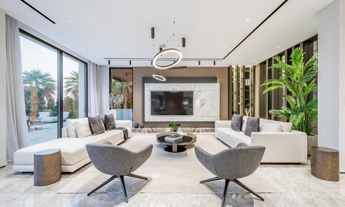 Palm Jumeirah Villa | Modern 4-Bedroom Villa on Palm Jumeirah, with gym and 2 maid's rooms