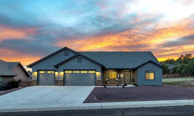 Williams House | Modern 4-BR Grand Canyon Home | Hot Tub & AC