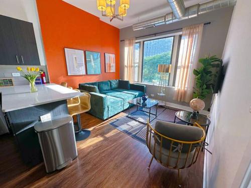 Near South Side Apartment | Modern 420- Friendly 3BR Unit Near McCormick Place, University of Illinois Chicago and Soldier Field